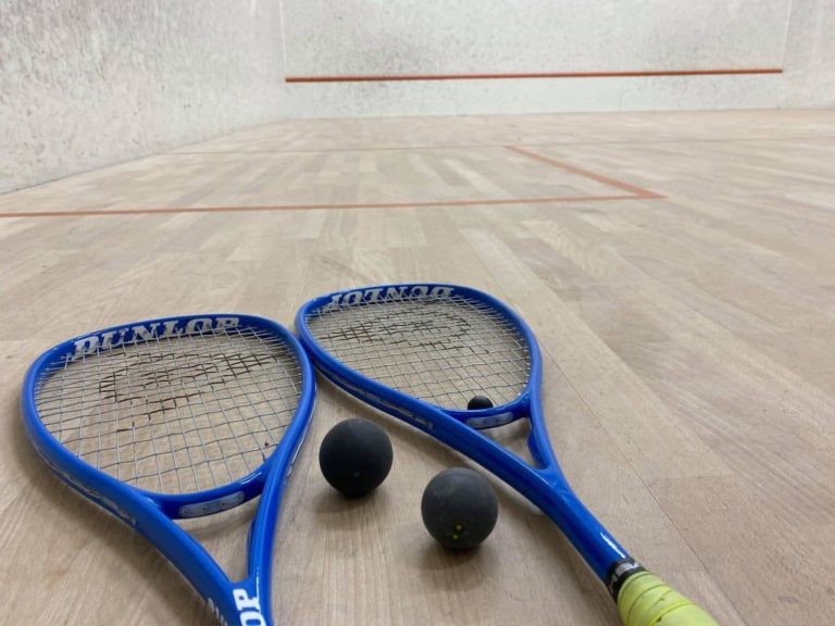 Sportmagasinet prøver Squash – regler og tips!